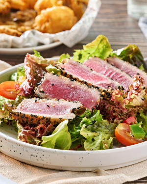 Steak ton cu salata de sezon 250g